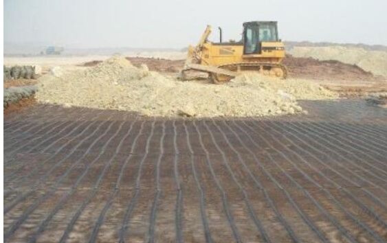 土工格柵安裝現(xiàn)場(chǎng)